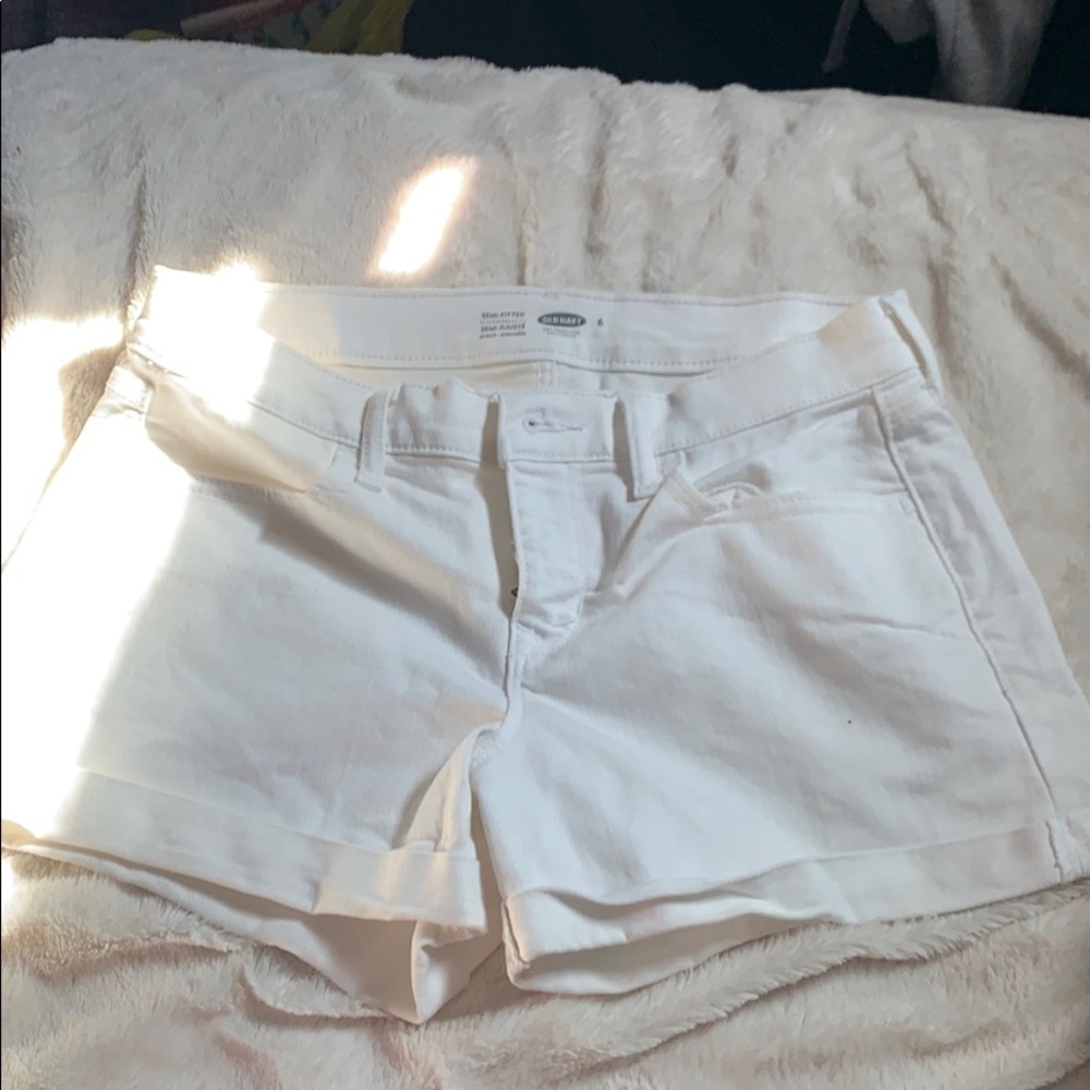 White old navy semi fitted shorts